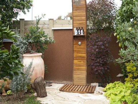 מקלחון חוץ בעיצוב גינה פרטית